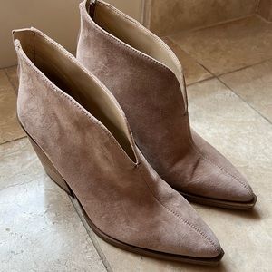 Tan Vince Camuto short boots 7.5